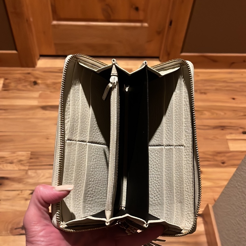 Elegant Cream Leather Wallet - Picture 16 of 16